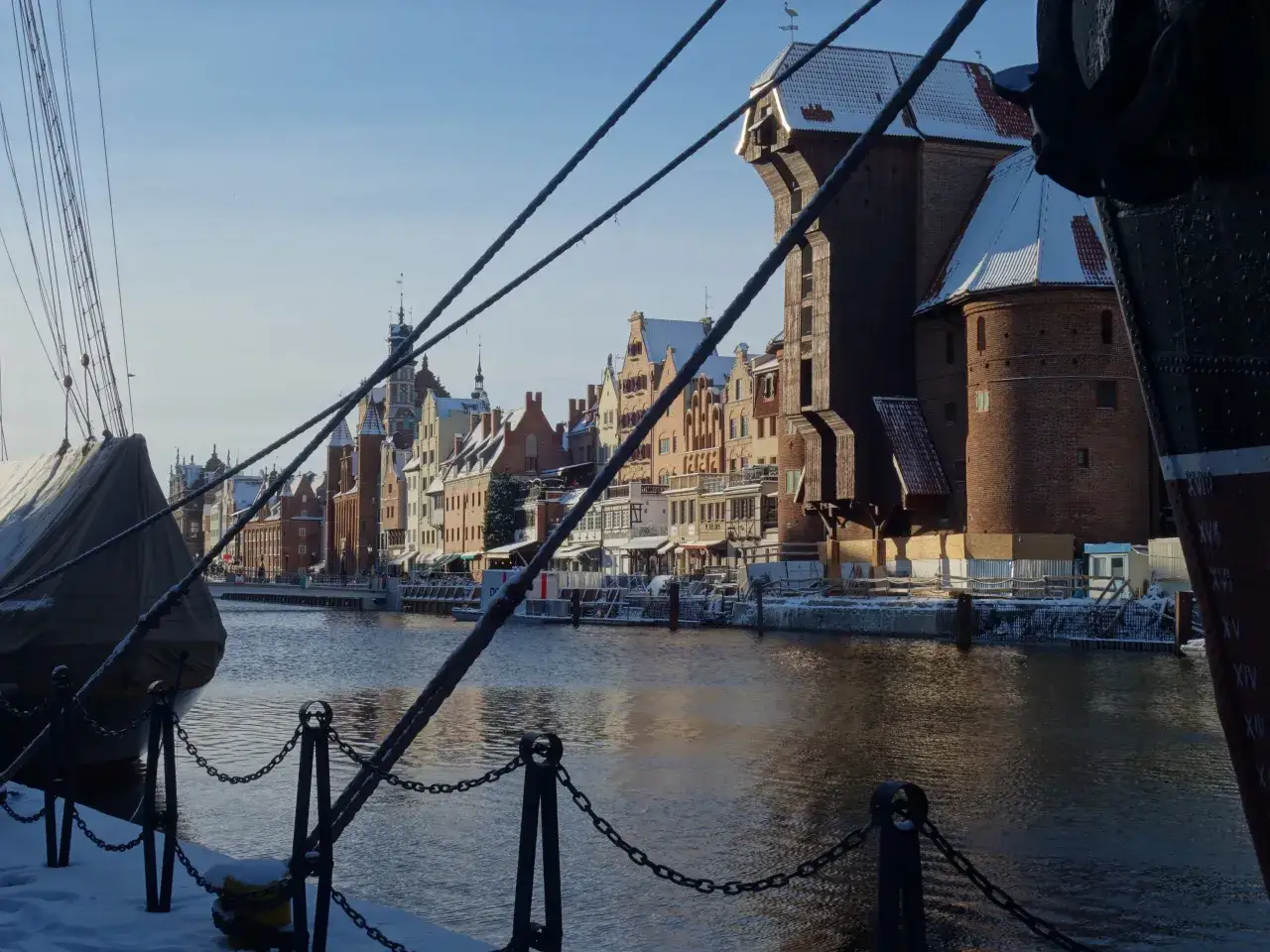 Zimowy dzień w Gdańsku, Stare Miasto z Żurawiem i kamienicami nad Motławą.