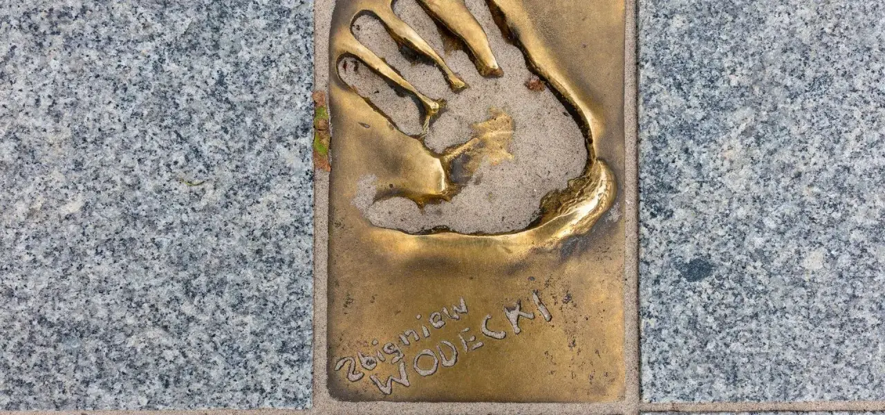Złoty odcisk dłoni Zbigniewa Wodeckiego na Alei Gwiazd w Międzyzdrojach.