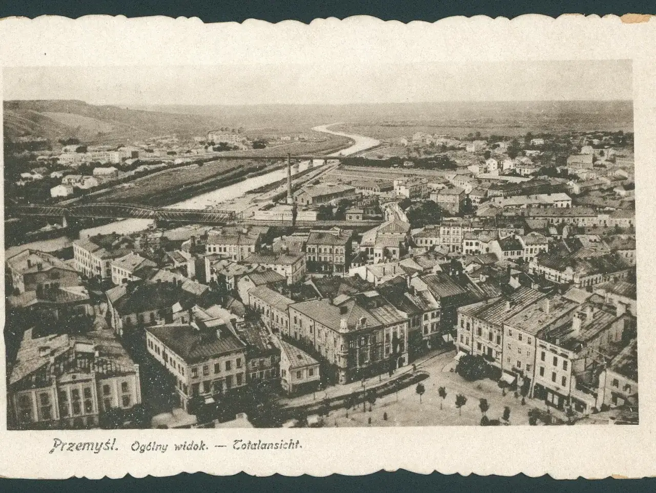 Panorama Przemyśla z lotu ptaka. Widać rzekę, mosty i gęstą zabudowę miejską. Warto przemyśl zasanie tego widoku.