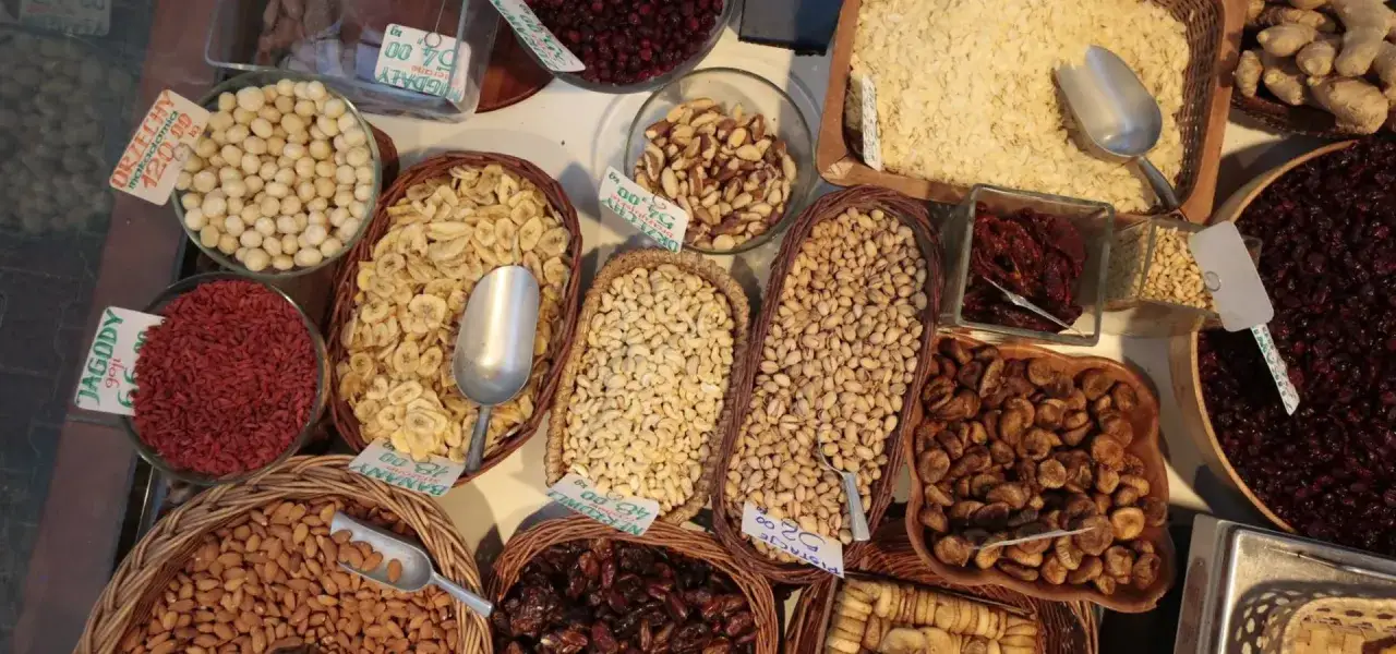 Stoisko na Kleparzu pełne bakalii: orzechy makadamia, jagody goji, suszone banany, pistacje, figi i żurawina.