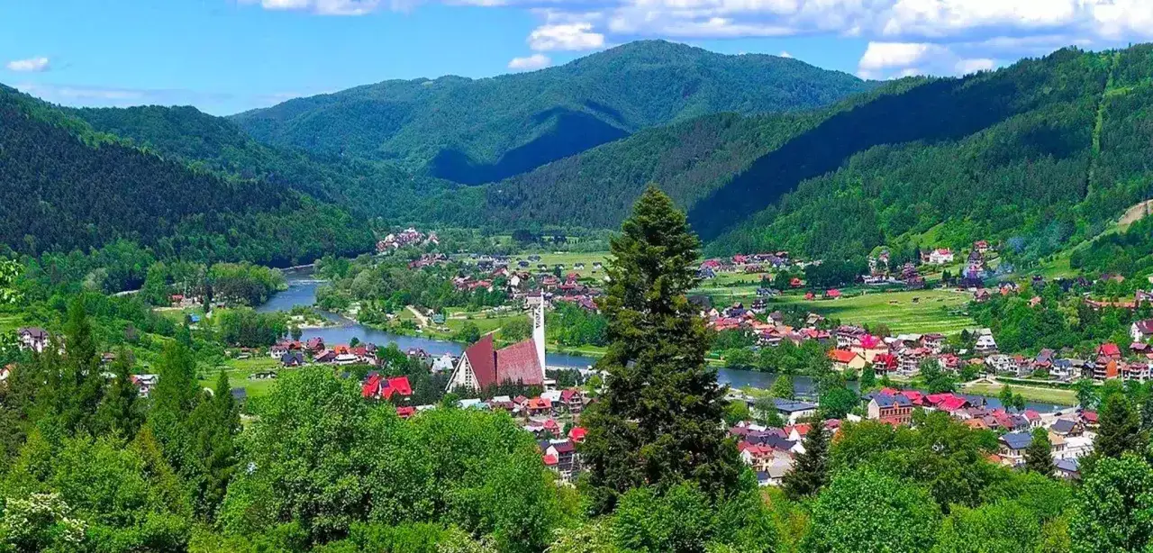 Malowniczy widok na Krościenko nad Dunajcem. Atrakcje turystyczne w otoczeniu zielonych wzgórz i rzeki.