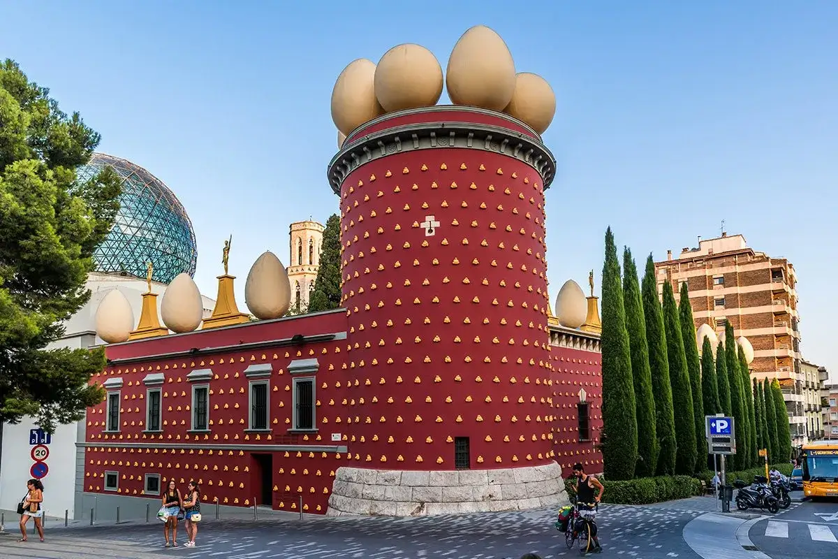 Dziwaczne jajo-wieże i kopuła zdobią surrealistyczne muzeum Salvadora Dalí.