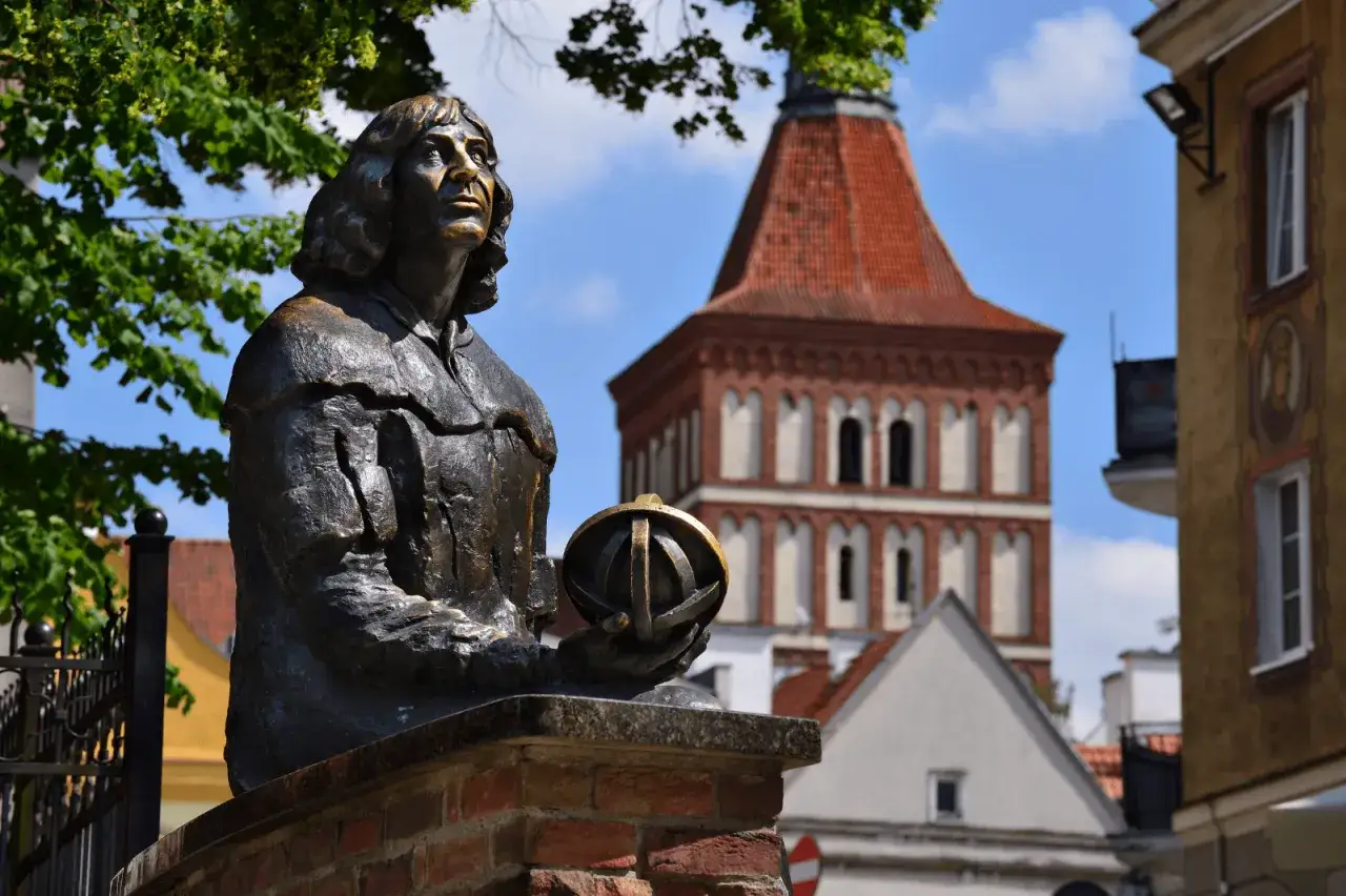 Pomnik Kopernika przed zamkiem kapituły warmińskiej w Olsztynie.