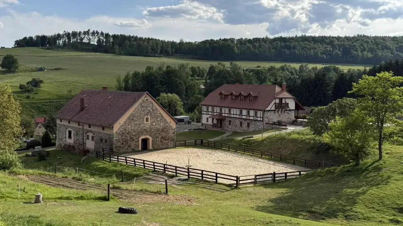 Kamienny budynek i dom z muru pruskiego, plac do jazdy konnej. Malownicze krajobrazy i atrakcje Dolnego Śląska.