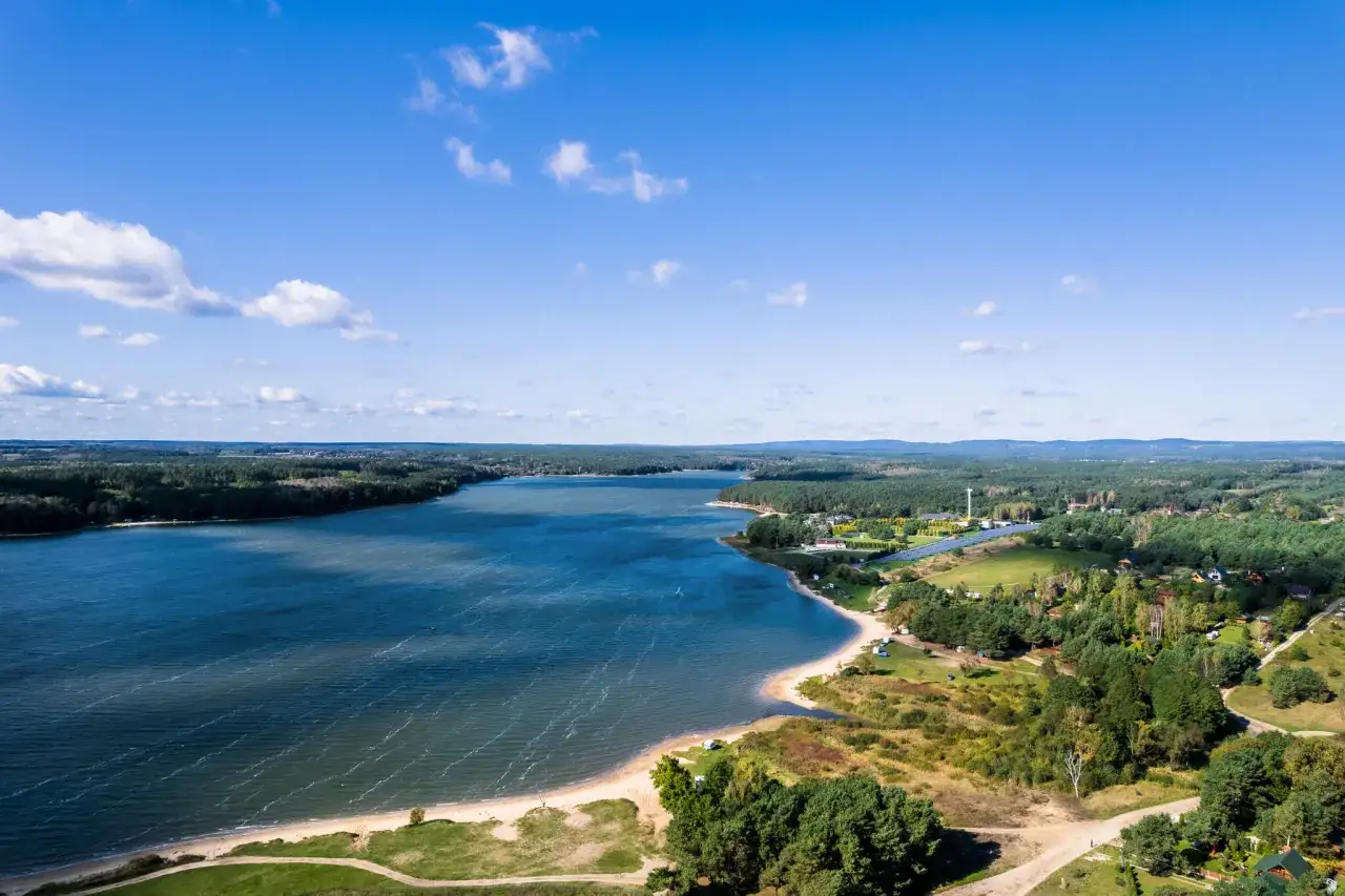 Malownicze jezioro otoczone lasami, z piaszczystą plażą i zabudowaniami. Chańcza atrakcje oferuje dla miłośników natury i wypoczynku.