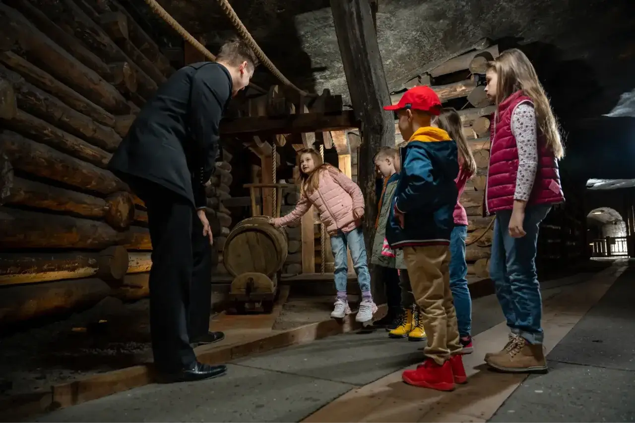 Przewodnik opowiada dzieciom o historii kopalni. To świetne atrakcje dla dzieci pod dachem, pełne fascynujących opowieści i podziemnych tajemnic.